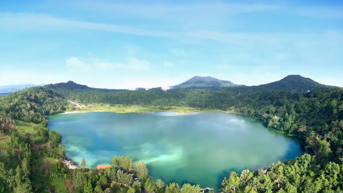 Wisata Alam ke Danau Linow Tomohon Sulawesi Utara yang Berubah Warna